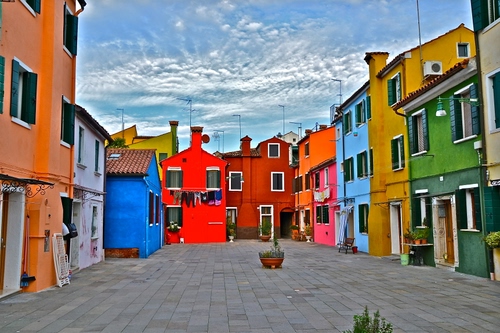 Immagine con piazza, case, nuvole, colori, rosso, cielo, blu, multicolore, piante