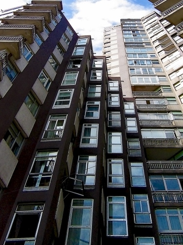 Immagine con finestre, vetri, palazzo, grattacielo, nuvole, cielo, prospettiva, palazzi, balconi, vetro, riflessi