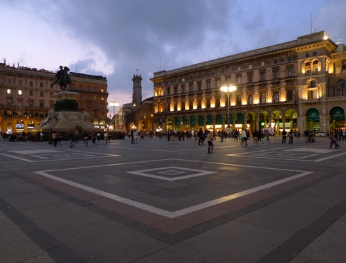 Immagine con piazza, monumento, luci, palazzi, notturno, lampioni, geometrie, cielo, statua