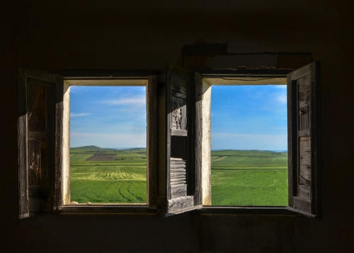 Immagine con finestre, verde, panorama, cielo, campi, finestra, due, prato, paesaggio, persiane
