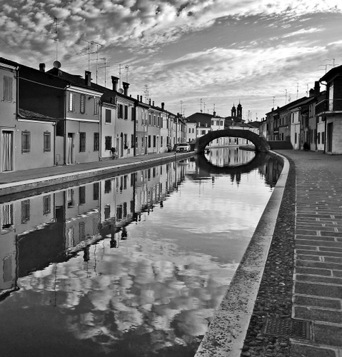 Immagine con canale, ponte, riflesso, nuvole, bianconero, case
