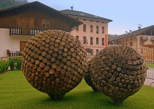 Immagine con prato, sfere, legno, case, tre, verde, erba, marrone, palle