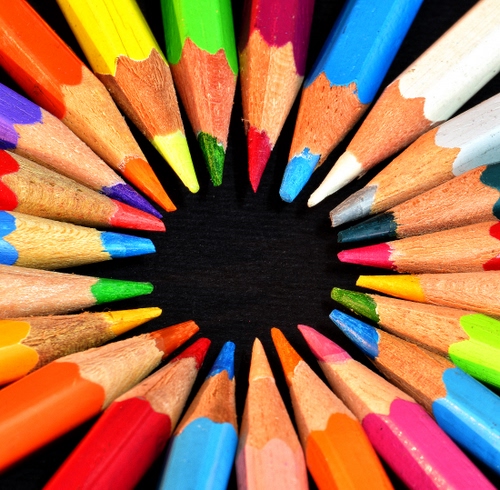 Immagine con colori, punte, matite, pastelli, verde, cerchio, giallo, rosso, viola, nero, bianco, legno, punta, colorate, arancione, azzurro, rosa, multicolore