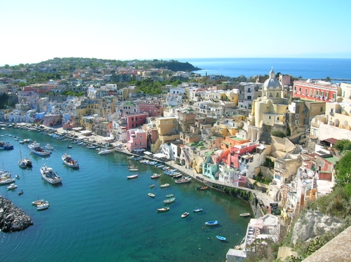 Immagine con barche, mare, acqua, panorama, chiesa, case, paese, isola, borgo, porto