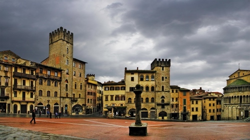 Immagine con piazza, torri, case, nuvole, cielo, persone, maltempo, monumento, colonna, palazzi, torre, passanti