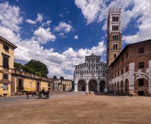 Immagine con piazza, campanile, carrozza, chiesa, cavallo, torre, nuvole