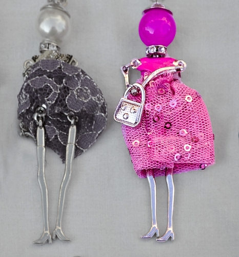 Immagine con due, gambe, rosa, borsa, viola, ciondoli, vestiti, orecchini, borsetta, grigio, bambole, perle