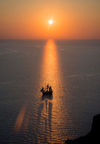 Immagine con mare, sole, vele, tramonto, barca, acqua, ombra, veliero, luce, riflesso, cielo, controluce, orizzonte, onde, ombre, nave, rosso, riflessi