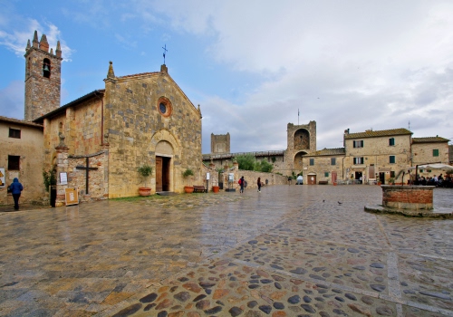 Immagine con piazza, chiesa, pozzo, campanile, croce, cielo, case, nuvole, torre
