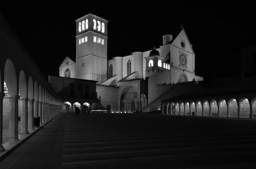 Immagine con assisi, notte, chiesa, campanile, bianconero, archi, duomo, basilica, colonne, piazza, notturno