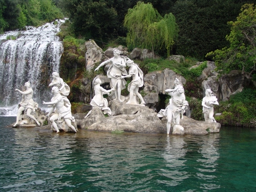 Immagine con statue, acqua, cascata, fontana, alberi, caserta, verde, sculture, marmo