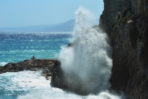 Immagine con mare, onda, acqua, cielo, scogli, azzurro, blu, roccia, scogliera, onde, scoglio, schiuma, schizzi, montagne, riflessi