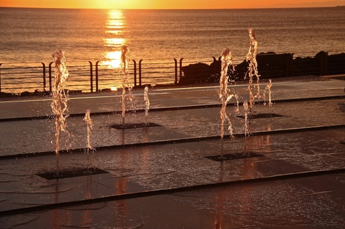Immagine con mare, zampilli, acqua, tramonto, fontana, riflesso, fontane, sole