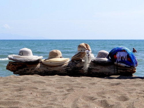 Immagine con mare, cappelli, sabbia, spiaggia, acqua, tronco, bagnante, uomo, cielo, azzurro
