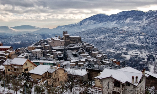 Immagine con neve, montagne, borgo, montagna, inverno, paese, panorama, nuvole, tetti, città, case