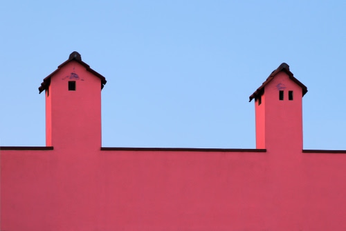 Immagine con comignoli, due, rosa, cielo, tetto, azzurro, minimalismo