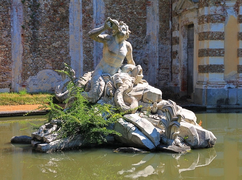 Immagine con fontana, acqua, statua, marmo, pianta, porta, verde, tritone