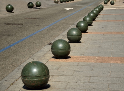 Immagine con strada, sfere, freccia, linea, palle, verde