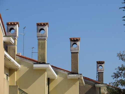 Immagine con quattro, comignoli, antenne, tetto, cielo, cerchi, casa, tetti, camini