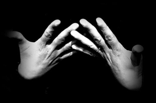 Immagine con mani, dita, bianconero, nero, due, anello, dieci