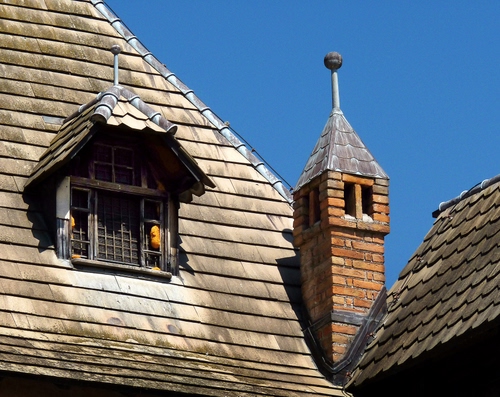 Immagine con comignolo, tetto, abbaino, finestra, tegole, tetti, legno, cielo, mattoni