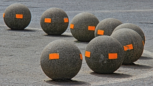 Immagine con sfere, arancione, grigio, pietra, otto, palle, piazza, strada, arancio