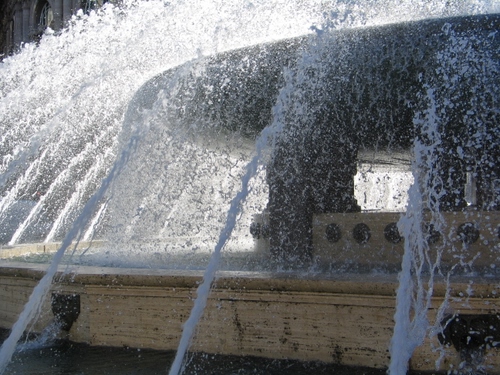 Immagine con fontana, acqua, zampilli, getti, marmo, controluce, gocce, schiuma, spruzzi