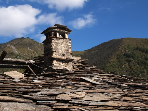 Immagine con tetto, comignolo, nuvole, tegole, montagna, montagne, ardesia, cielo