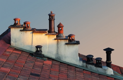 Immagine con comignoli, tetto, tegole, rosso, cielo, camini, nove, bianco