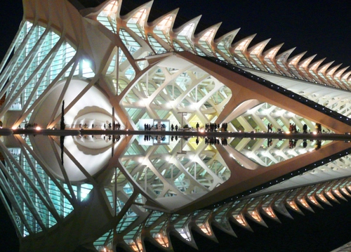 Immagine con riflesso, luci, persone, riflessi, vetro