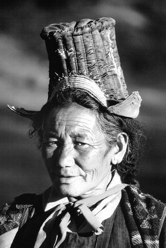 Immagine con cappello, bianconero, donna, ritratto, copricapo, viso