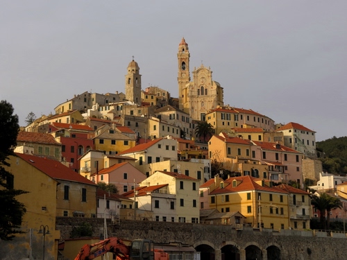 Immagine con case, chiesa, borgo, campanili, campanile, paese, ponte, cielo, finestre