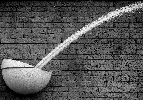 Immagine con acqua, mattoni, fontana, muro, bianconero, spruzzo, getto, bianco, zampillo, vasca, diagonale