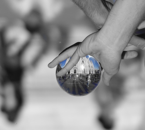 Immagine con sfera, riflesso, duomo, mano, mani, palla, persone, vetro, milano