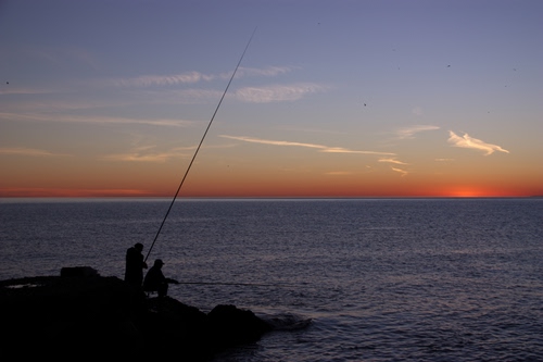 Immagine con mare, tramonto, pescatori, canna, acqua, pescare, canne, alba, controluce, pescatore, scogli