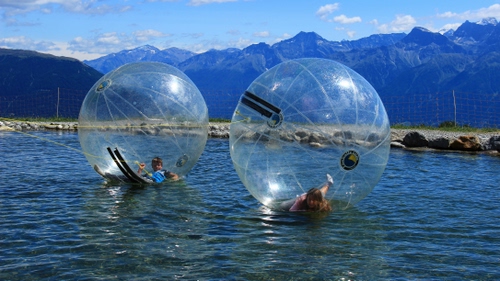 Immagine con acqua, montagne, sfere, bambini, palle, lago, due, montagna, bolle, trasparenze, bimbi