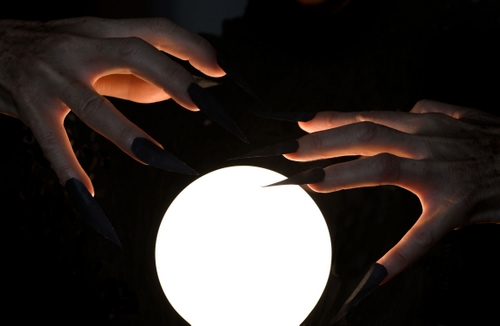 Immagine con mani, unghie, sfera, luce, nero, bianco, dita, palla, cristallo