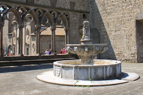 Immagine con fontana, archi, colonne, piazza, persone, chiesa, mascheroni, gradini, vasca, acqua, leoni