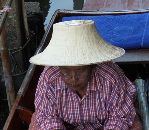 Immagine con cappello, occhiali, camicia, donna, barca, blu, asciugamano, asiatico, paglia