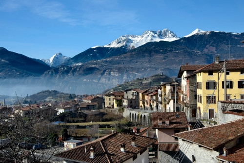 Immagine con neve, montagne, panorama, case, montagna, tetti, borgo, paese, vette, cielo