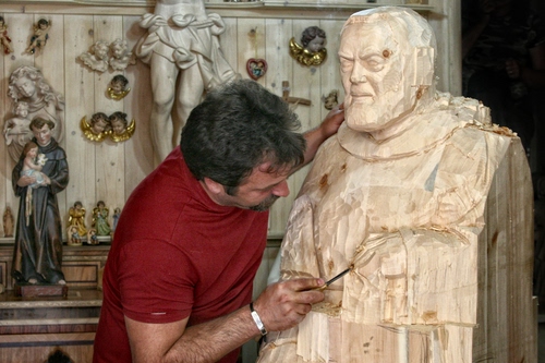 Immagine con legno, scultore, statua, artigianato, scalpello, scultura, mani, statue, rosso