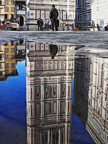 Immagine con firenze, riflesso, acqua, campanile, giotto, persone, pozzanghera, piazza, cielo, riflessi, chiesa, torre, passanti