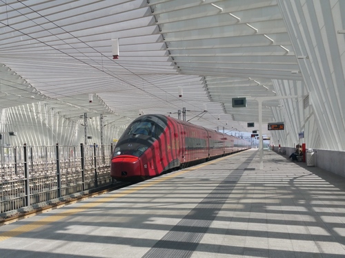 Immagine con stazione, treno, rosso, ombre, binari, ferrovia, bianco