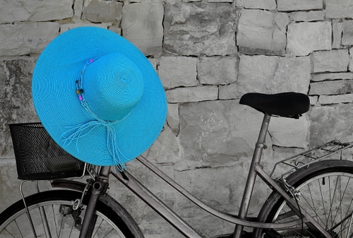 Immagine con bicicletta, cappello, muro, azzurro, sellino, sella, cestino