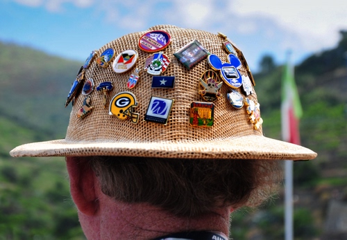 Immagine con cappello, testa, capelli, spille, uomo, bandiera, paglia, sfocato, tesa, nuca, colori, orecchie, cielo