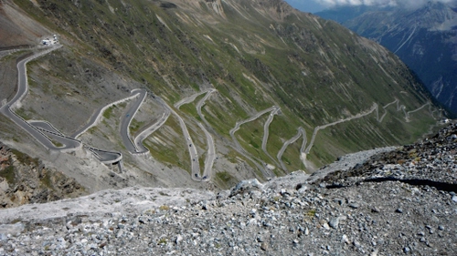 Immagine con montagna, strada, tornanti, curve, sassi, discesa, passo