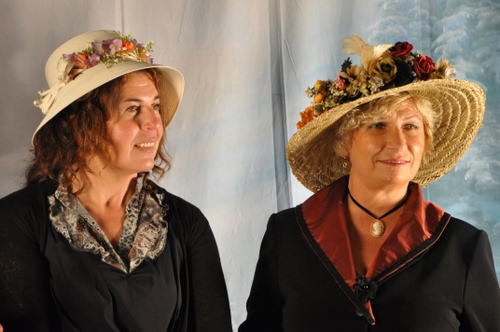 Immagine con cappelli, donne, fiori, due, paglia, cammeo, nero, sorriso, cappello, capelli, sorrisi, ritratto, signore, collana