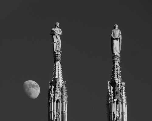 Immagine con luna, statue, guglie, bianconero, due, cielo, duomo