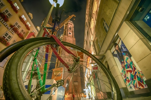 Immagine con bicicletta, ruota, campanile, vetrine, torre, lampione, balconi, vetrina, raggi, fiori, gru