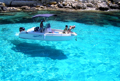 Immagine con mare, barca, acqua, persone, trasparenza, azzurro, scogli, ombra, rocce, motoscafo, turisti, trasparente, imbarcazione, tenda, bagnanti, motore